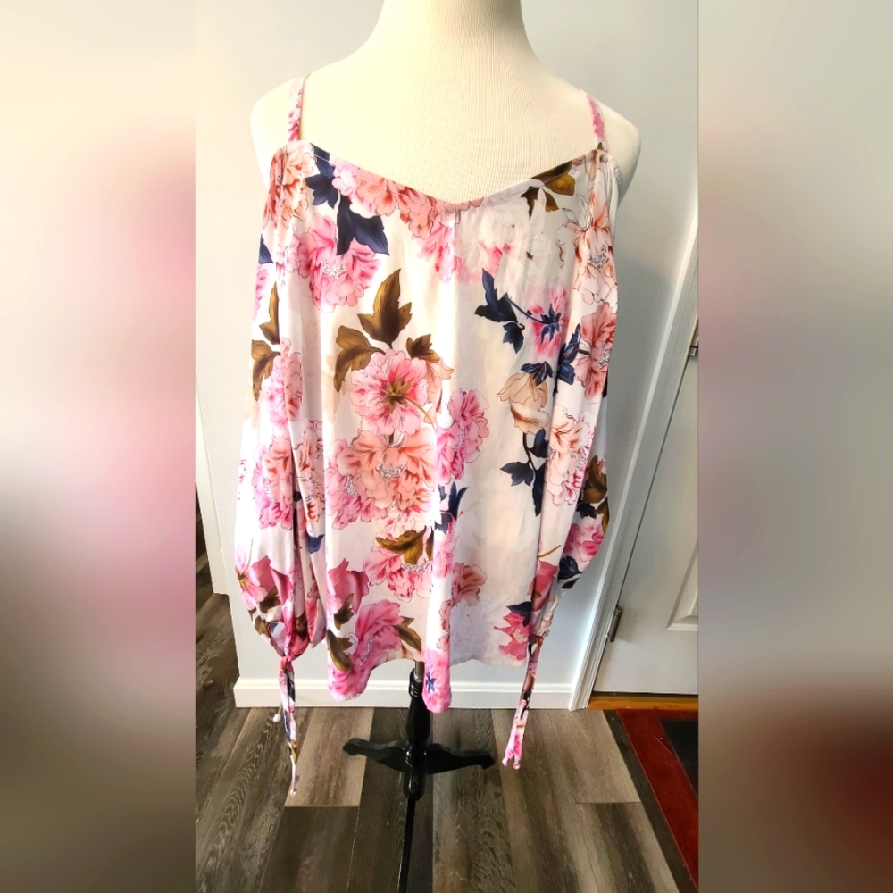 Torrid Size 1 Floral Cold Shoulder Nwt Top